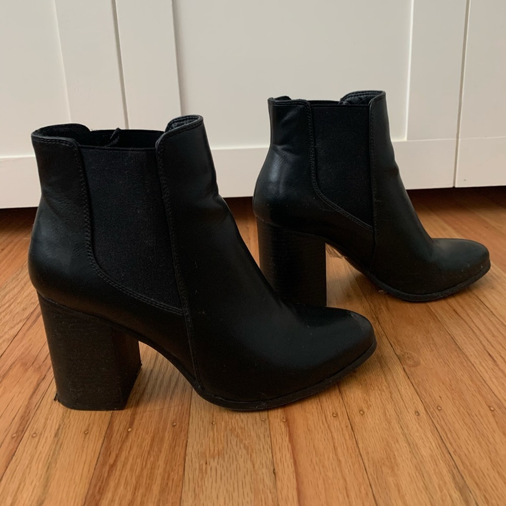 Black Healed Chelsea Boots